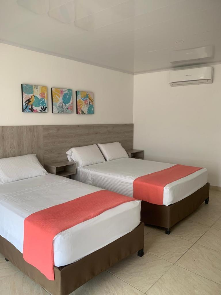 Hotel Inara 吉拉尔多特 外观 照片